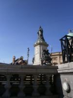 H_Hull_-_loos_beneath_Queen_Victoria_statue_3430.JPG